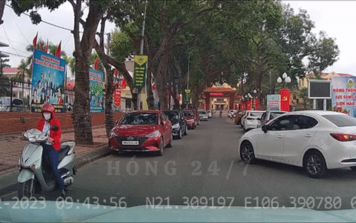 Tài xế cẩn thận ngó trước nhìn sau để đánh lái ô tô, kết quả khiến dân tình chán không buồn nói Ảnh 2