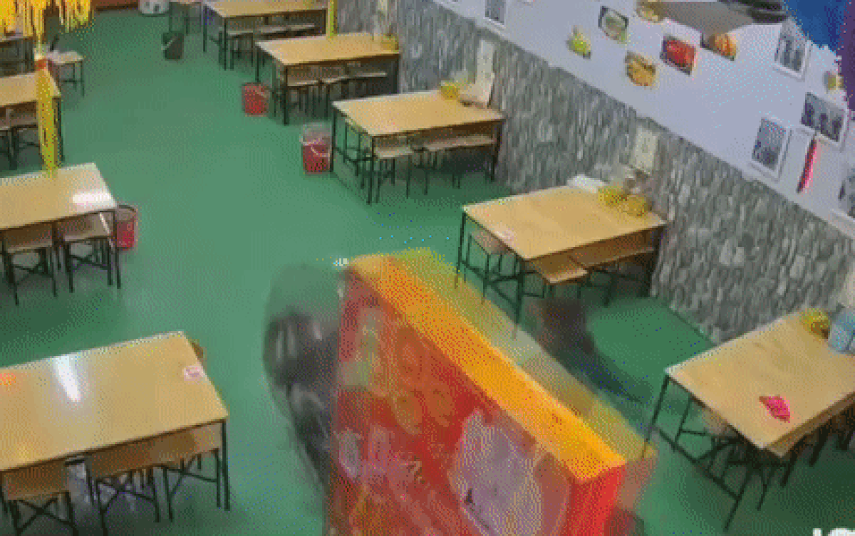 Chồng ngao ngán quay mặt bỏ đi khi vợ giúp dắt xe vào nhà, xem camera dân tình liền đồng cảm Ảnh 2