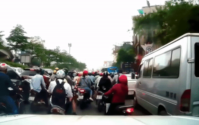 Chứng kiến người phụ nữ ngã rạp xuống đường, nam thanh niên có hành động đặc biệt nhận cơn mưa lời khen Ảnh 2