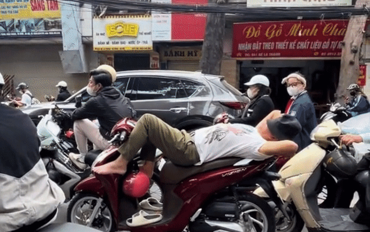 Đường sá kẹt xe, người đàn ông tranh thủ làm điều này khiến dân mạng cười ngất Ảnh 2