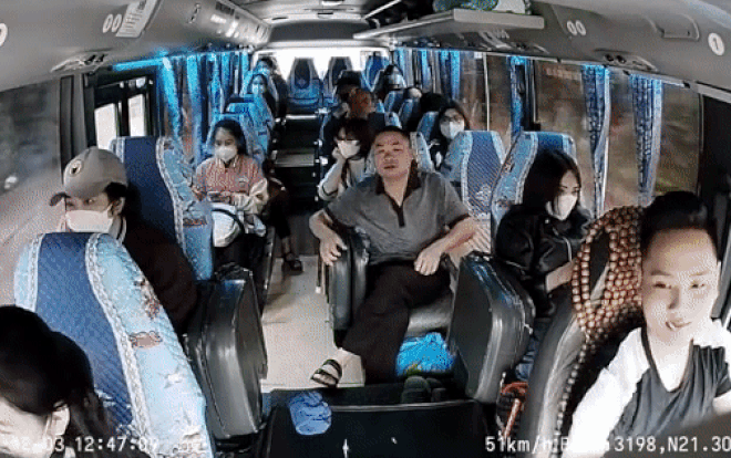 Đang chạy xe trên đường, tài xế đột nhiên phanh gấp và cái kết đầy bất ngờ Ảnh 2