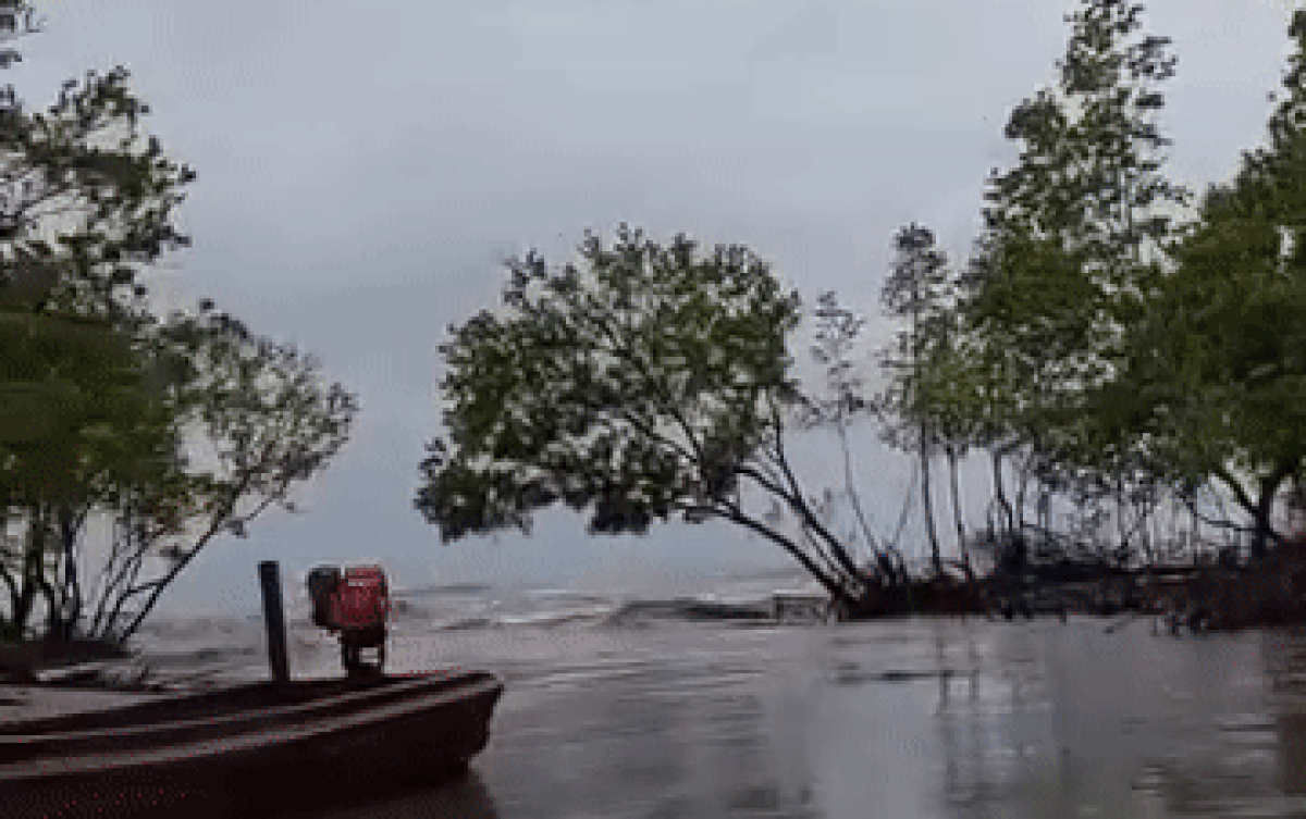 Đang lướt sóng cực mượt trên sông, các thanh niên liền quay ghe vào bờ bởi hiện tượng này Ảnh 2