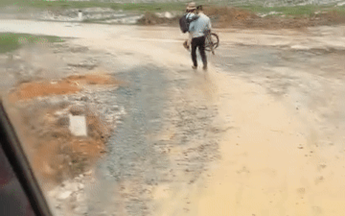 Thấy bé gái bị ngã xe đạp ở đoạn đường bùn lầy, nam phụ xe có hành động ấm lòng Ảnh 2