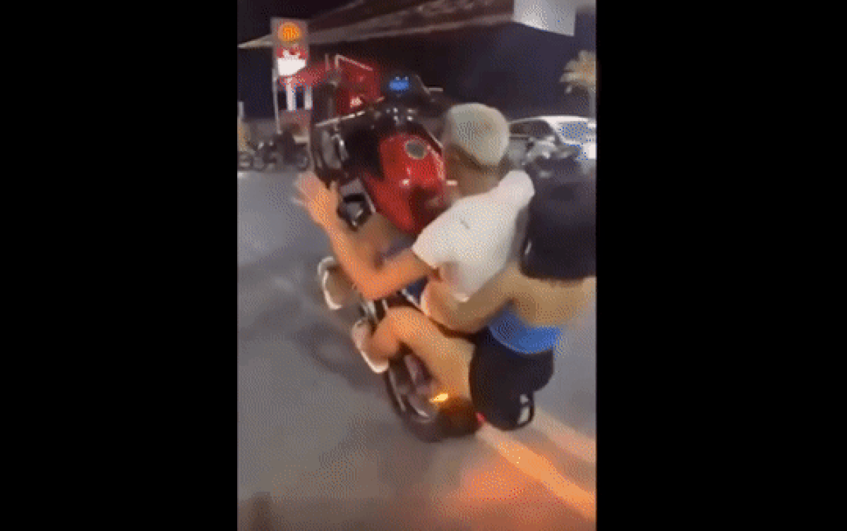 Bốc đầu xe ngổ ngáo, đôi nam nữ nhận cái kết 'đắng' Ảnh 2