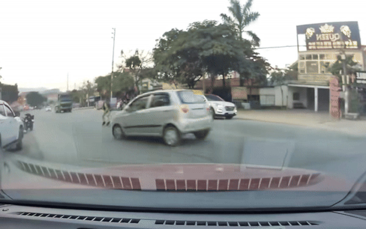 Lúng túng khi qua đường, người đàn ông khiến cả cõi mạng thót tim theo dõi Ảnh 2