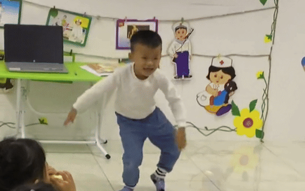 Bé trai mầm non nhảy vũ điệu 'làng Lá' cực cuốn hút khiến dân tình hết lời ngợi khen Ảnh 2