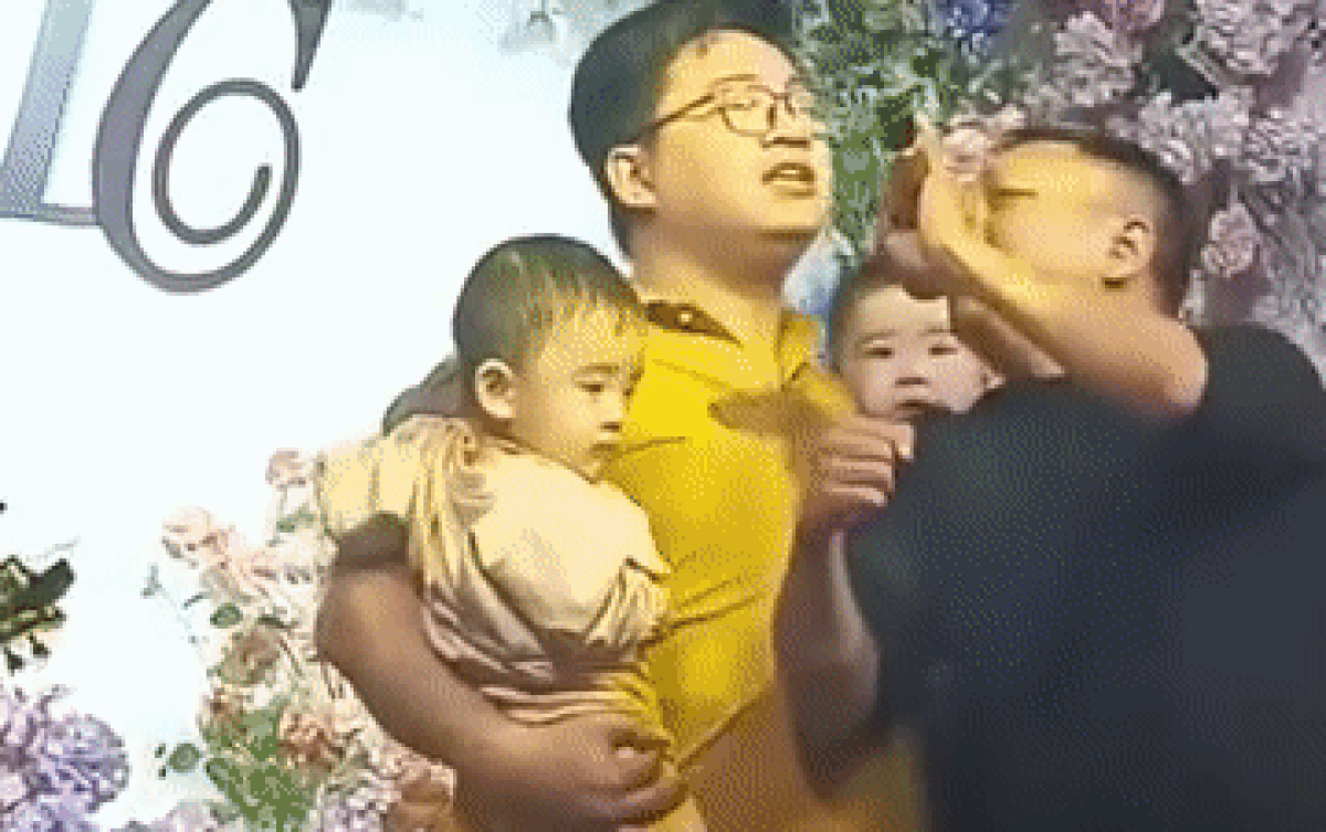 2 tay bế 2 con, 'ông bố bỉm sữa' cháy hết mình trên sân khấu đám cưới khiến CĐM thích thú Ảnh 2