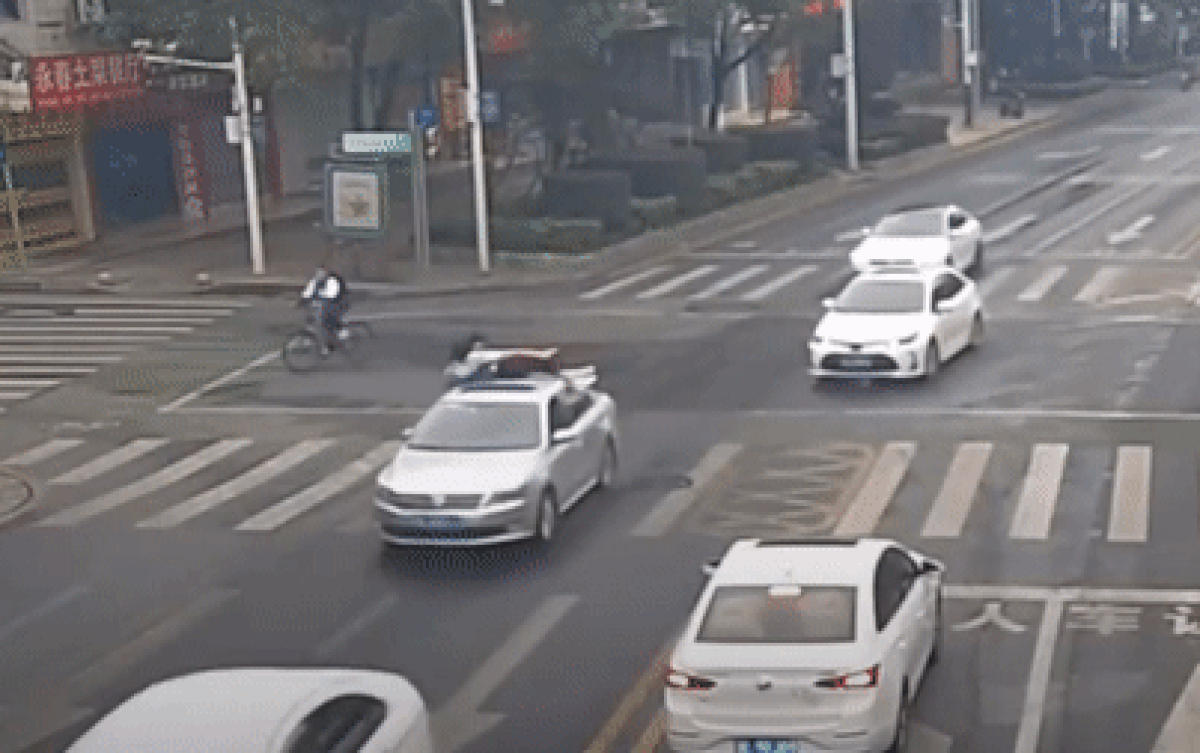 Đi xe máy vượt đèn đỏ, 2 nữ sinh phóng thẳng lên nóc ô tô và lời cảnh tỉnh Ảnh 2