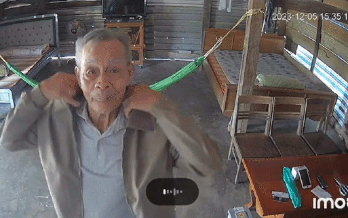 Con gái ở xa gửi tặng chiếc áo, cha vừa nhận được liền nở nụ cười hạnh phúc gây xúc động Ảnh 2