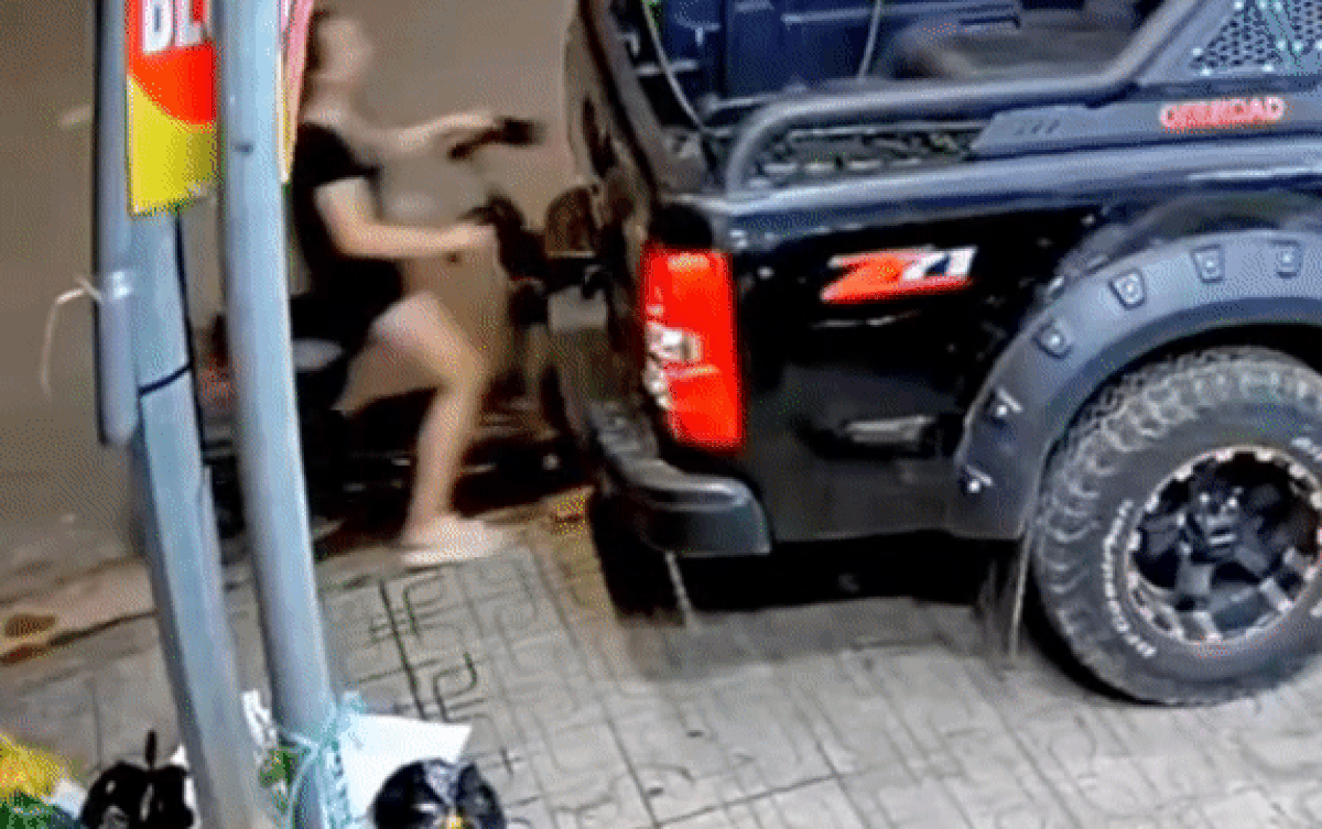 Cô gái đâm vào ô tô ở ven đường do vừa lái xe vừa dùng điện thoại, phản ứng sau đó càng gây chú ý hơn Ảnh 2