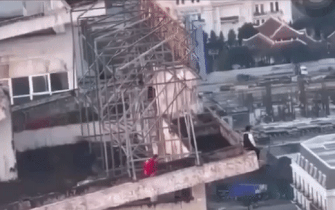 Cô gái trẻ đứng trên nóc chung cư định tự vẫn: 'Đứng tim' theo dõi 37 giây giải cứu gay cấn hơn phim Ảnh 2