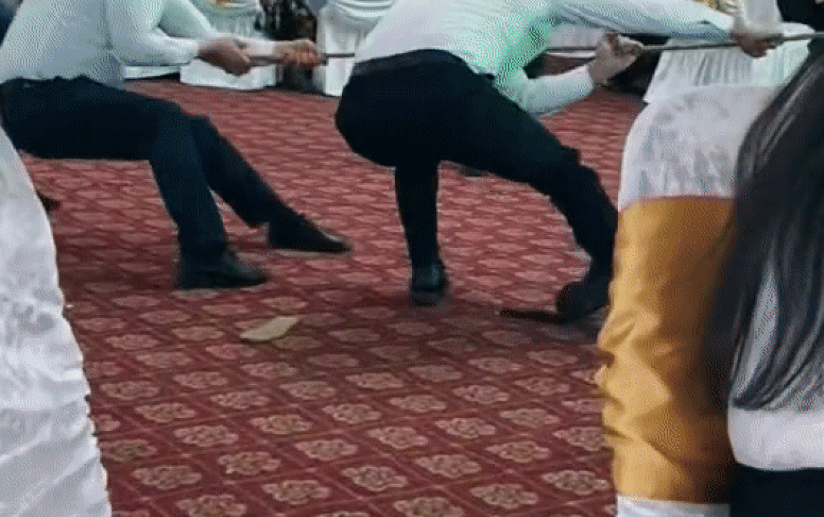 Dân tình vừa thương vừa buồn cười khi nhìn thanh niên kéo co, nhìn đôi giày mới hiểu lý do Ảnh 2