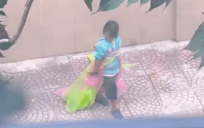 Theo dõi bé gái bán hàng rong, cô gái vô tình ghi lại cảnh tượng cực dễ thương Ảnh 2