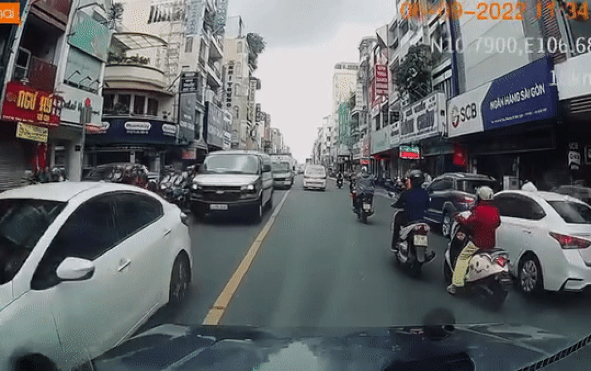 Người phụ nữ đi xe máy bất ngờ ngã trước đầu xe, tài xế ô tô xử lý cực tài tình Ảnh 2