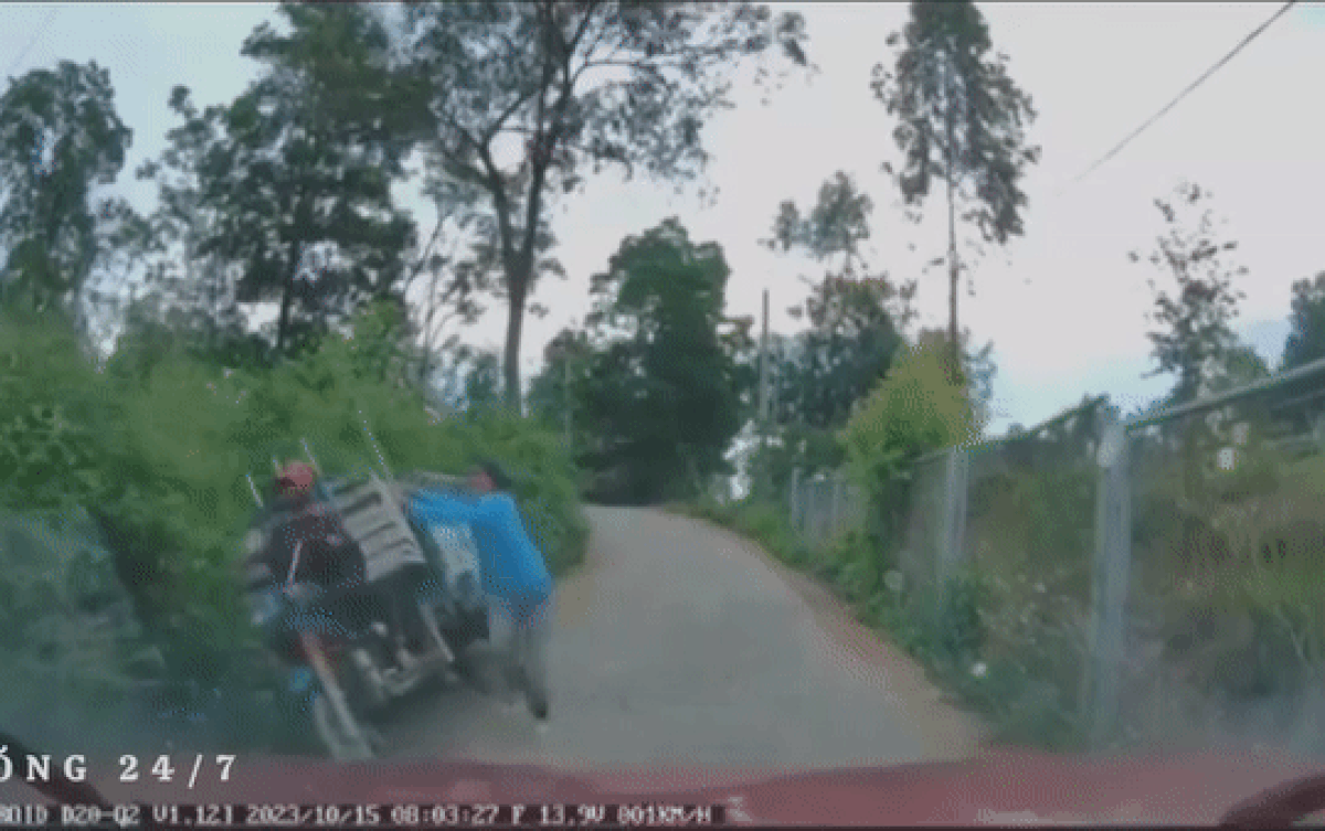 Đi vào con đường hẹp, tài xế ô tô dở khóc dở cười với màn nhường đường của xe ba gác Ảnh 2