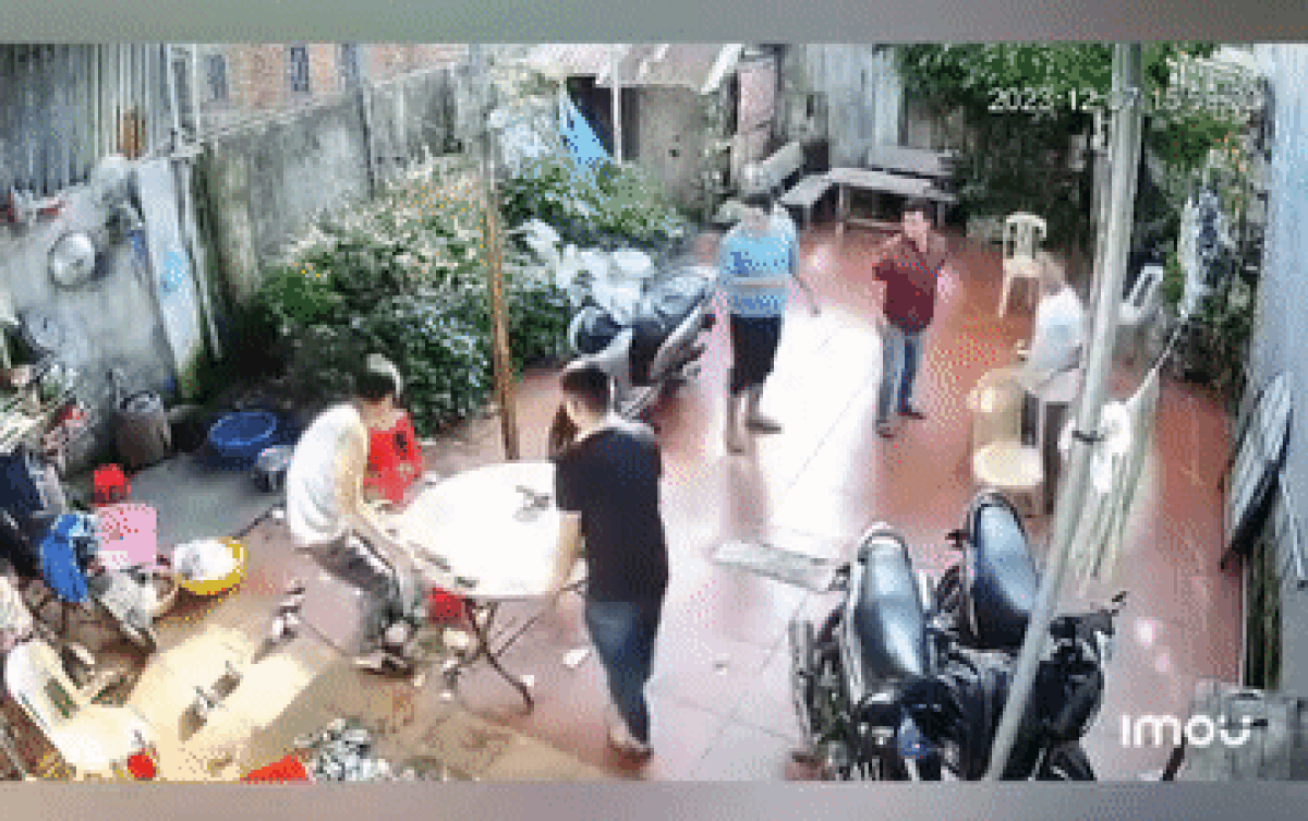 Vừa bưng bàn thức ăn ra sân, 5 người đàn ông liền 'đứng hình' nhìn nhau vì sự cố ngớ ngẩn này Ảnh 2