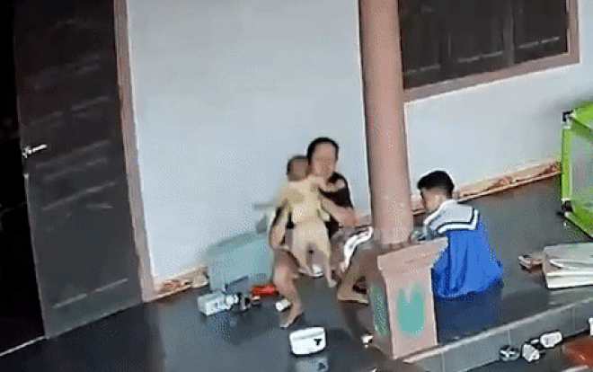 Con đang khóc bỗng dưng im bặt, người mẹ vội đến kiểm tra liền 'tái mặt' Ảnh 2