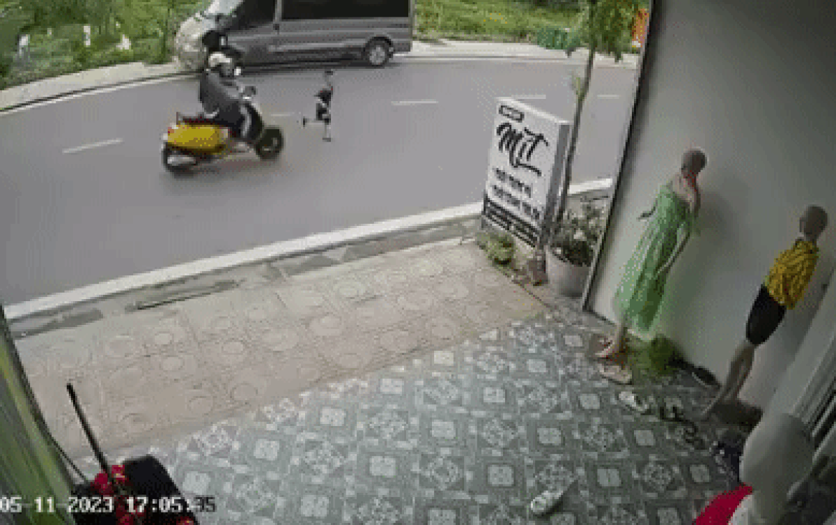 Con trai bất ngờ chạy vọt sang đường bị xe máy điện tông trúng, bố lao tới đánh người gây phẫn nộ Ảnh 2