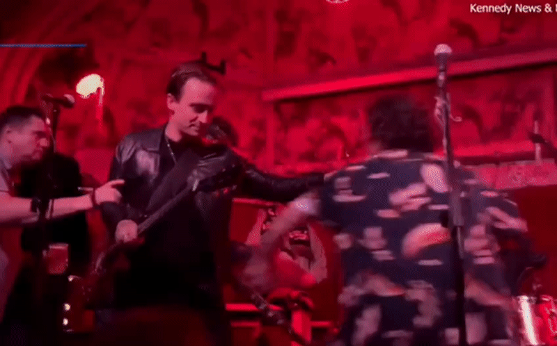 Ca sĩ lao vào đấm đồng nghiệp trên sân khấu, thậm chí còn dọa giết Ảnh 2