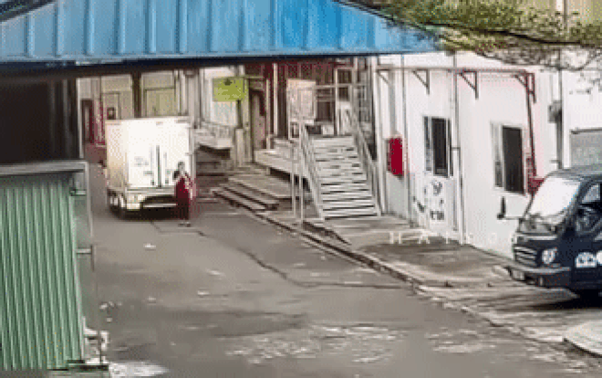 Vừa đi bộ vừa bấm điện thoại, cô gái bị xe tải 'nuốt' gọn xuống gầm xe, diễn biến sau đó cực khó tin Ảnh 2