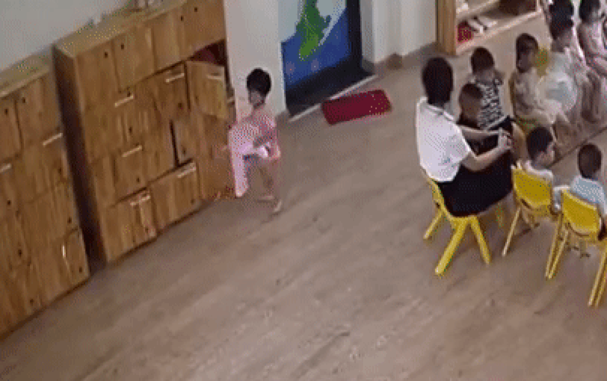 Đang ngồi học, bé gái mầm non bất ngờ rời chỗ ngồi và hành động tiếp theo khiến cô giáo ngạc nhiên Ảnh 2