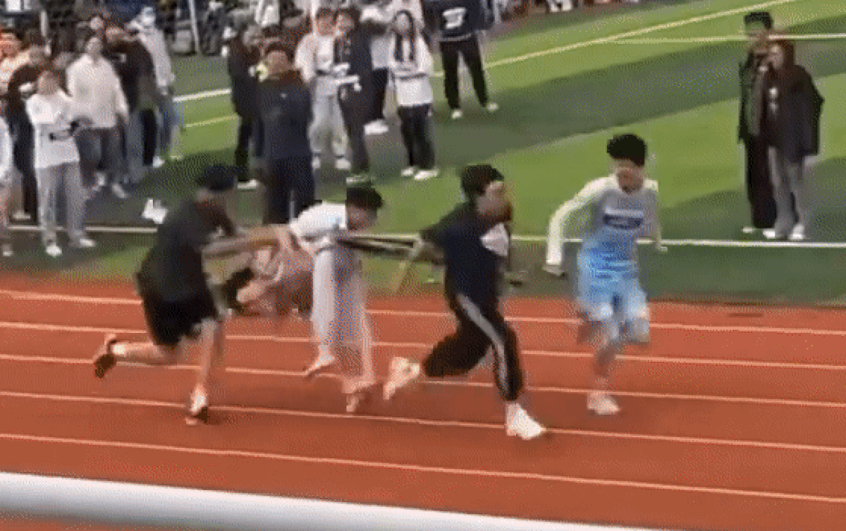 Sinh viên thực tập chạy tiếp sức để cứu hộ nạn nhân, dân tình xem xong liền năn nỉ: Đừng cứu nữa được không? Ảnh 2