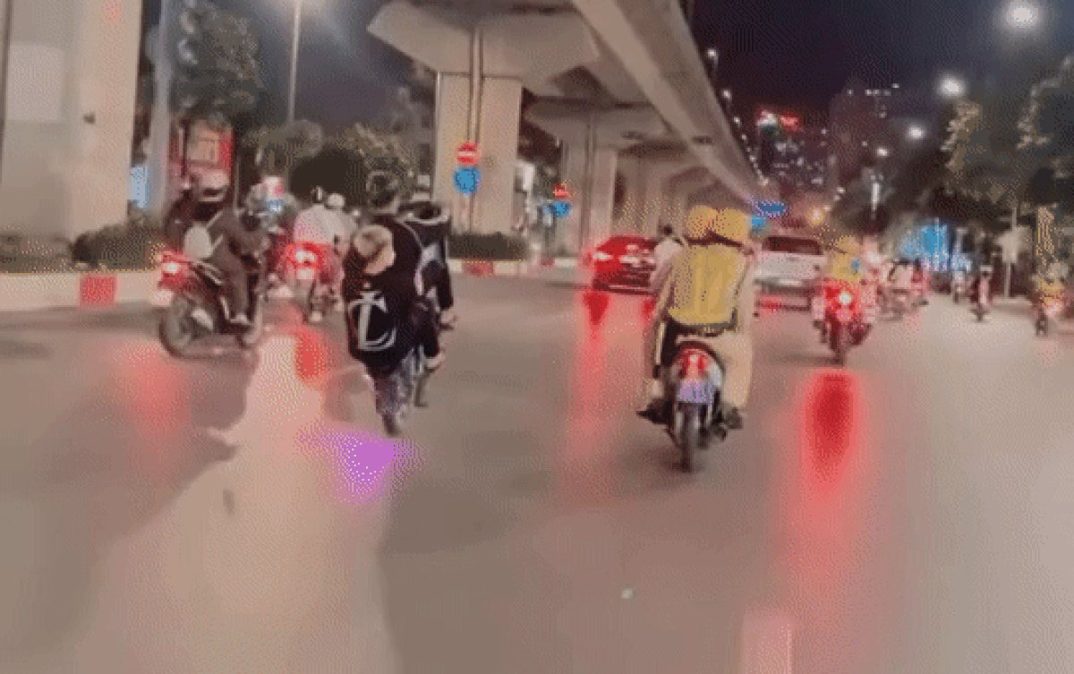 'Chướng mắt' cảnh 2 thanh, thiếu niên bốc đầu xe máy trước mặt CSGT ở Hà Nội Ảnh 2