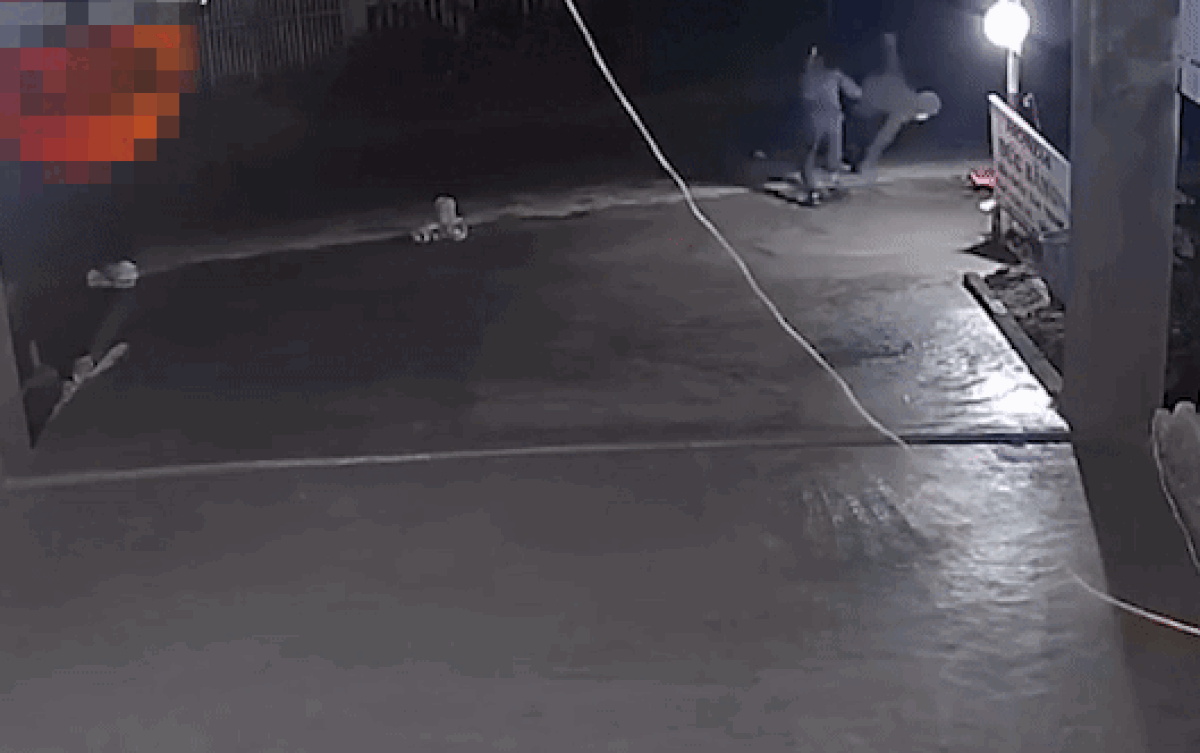 2 thanh niên vào nhà dân trộm loa kẹo kéo, chủ nhà xem camera vừa bực vừa buồn cười vì điều trùng hợp này Ảnh 2