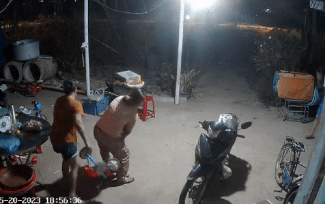 Thấy cháu nghịch xe rồi bị té dù đã nhắc nhở nhiều lần, bà nội có pha xử lý gây ngỡ ngàng Ảnh 2