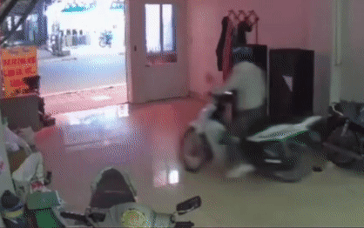 Ngang nhiên vào nhà dắt trộm xe máy, thanh niên bị 'tẩn' cho một trận nhớ đời Ảnh 2