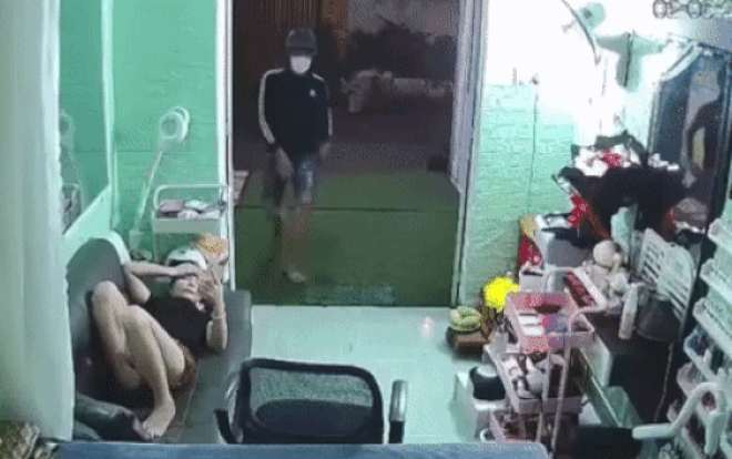 Nằm trên sofa xem điện thoại, người phụ nữ giật mình choàng dậy vì bóng đen rình mò phía sau Ảnh 2