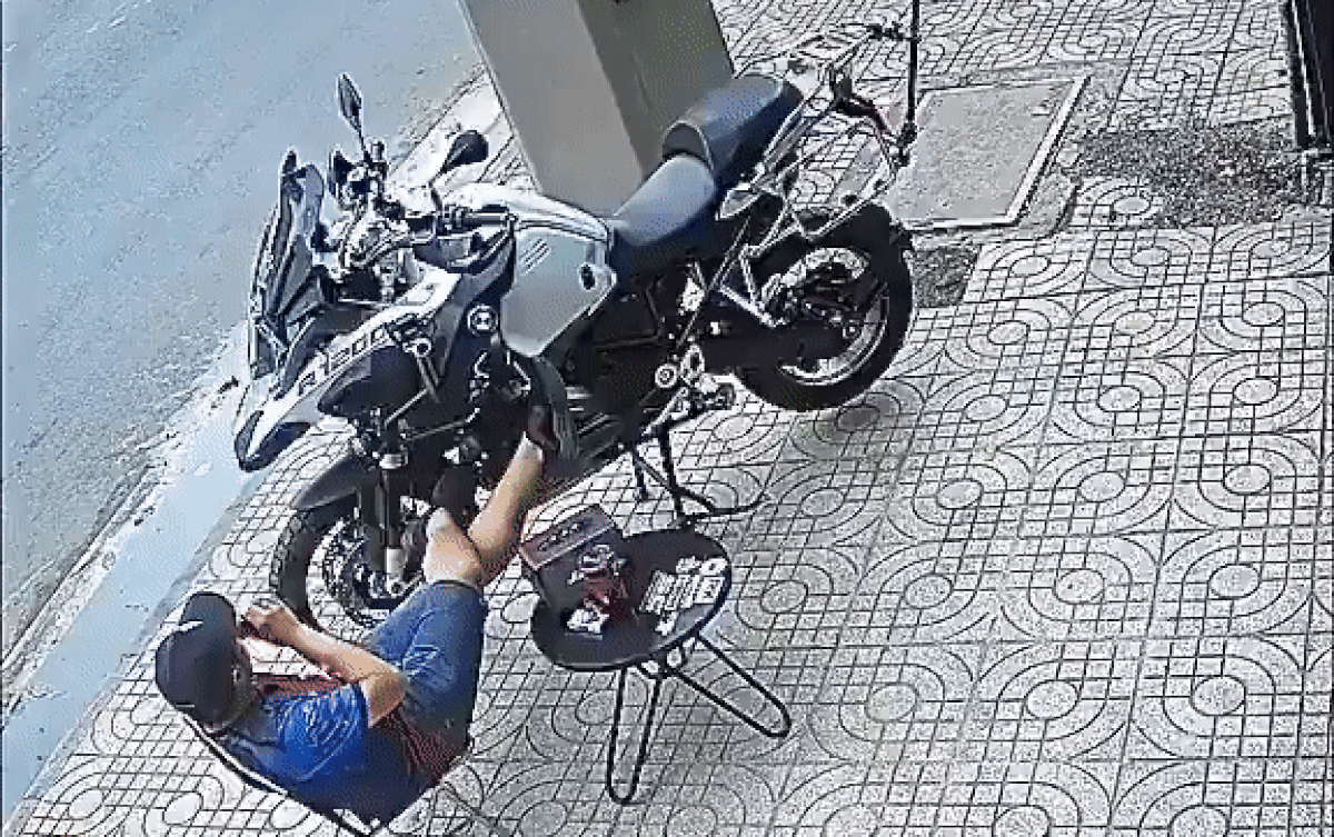 Ung dung ngồi ngắm đường phố cạnh chiếc mô tô đắt tiền, chàng thanh niên liền tắt nụ cười ngay sau đó Ảnh 2