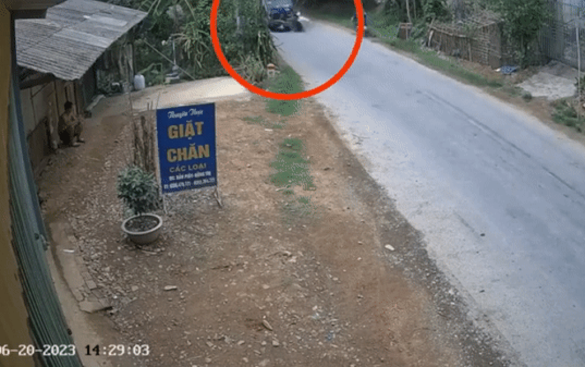 Bị xe máy đi ngược chiều đâm sầm vào, tài xế xe tải ôm đầu rồi nói một câu đầy sự bất lực Ảnh 2