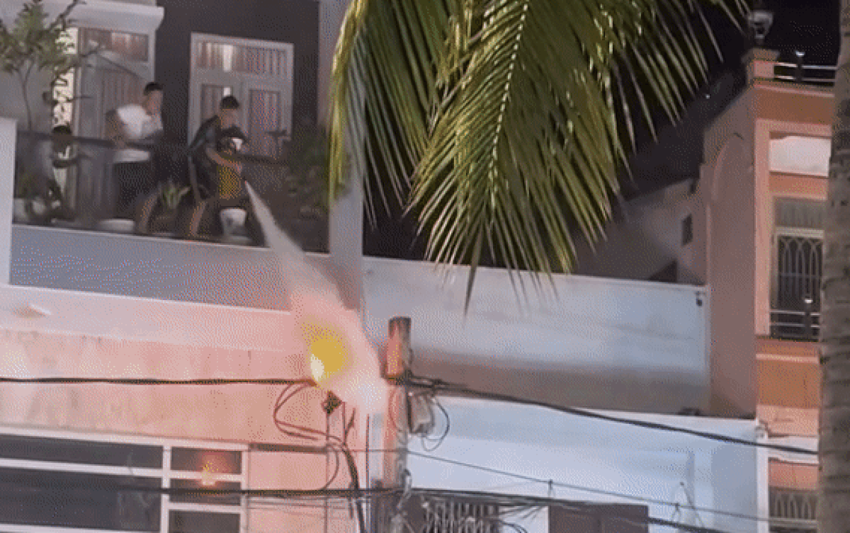 Phát hiện đám cháy ở cây cột điện trước nhà, 3 chàng thanh niên xử lý khôn ngoan nhận cơn mưa lời khen Ảnh 2