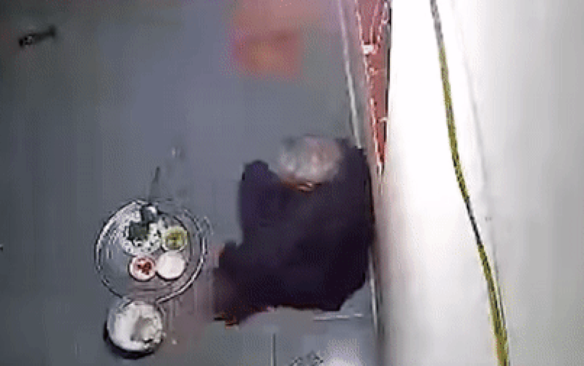 Xem camera thấy cha già lủi thủi một mình bên mâm cơm tối, con gái bất chợt rơi nước mắt Ảnh 2