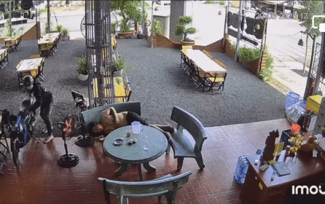 Liều lĩnh vào trộm xe trước mặt gia chủ, tên đạo chích có màn xử lý khiến người xem cũng hồi hộp theo Ảnh 2