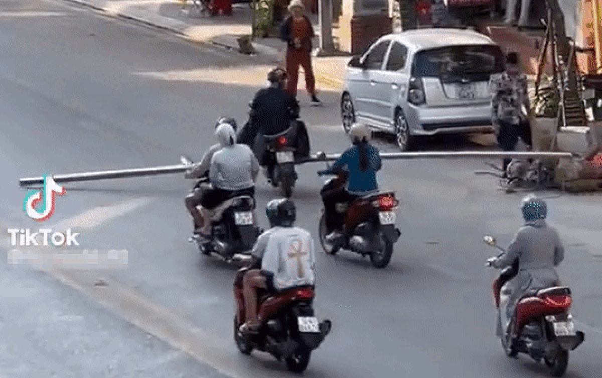 Các phương tiện giao thông phải khựng lại vì một người đàn ông, không ai hiểu nổi thứ được chở trên xe Ảnh 2