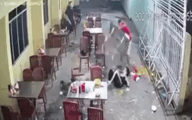 Gã đàn ông đánh đập, ném nguyên bàn inox vào người phụ nữ ngay tại quán ăn Ảnh 2