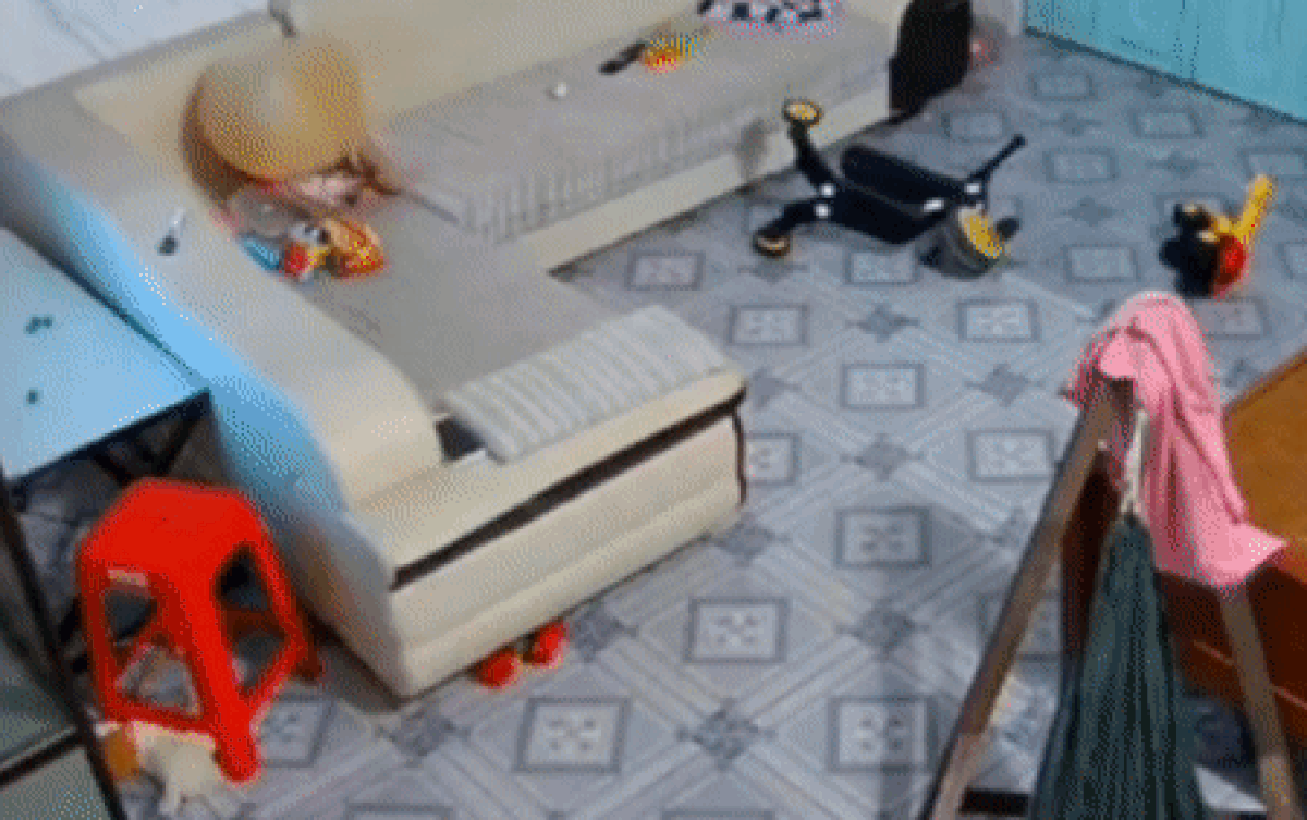 Mẹ vừa rời đi, cô bé liền 'tàng hình' khiến người mẹ tái mặt khi trở lại tìm con Ảnh 2