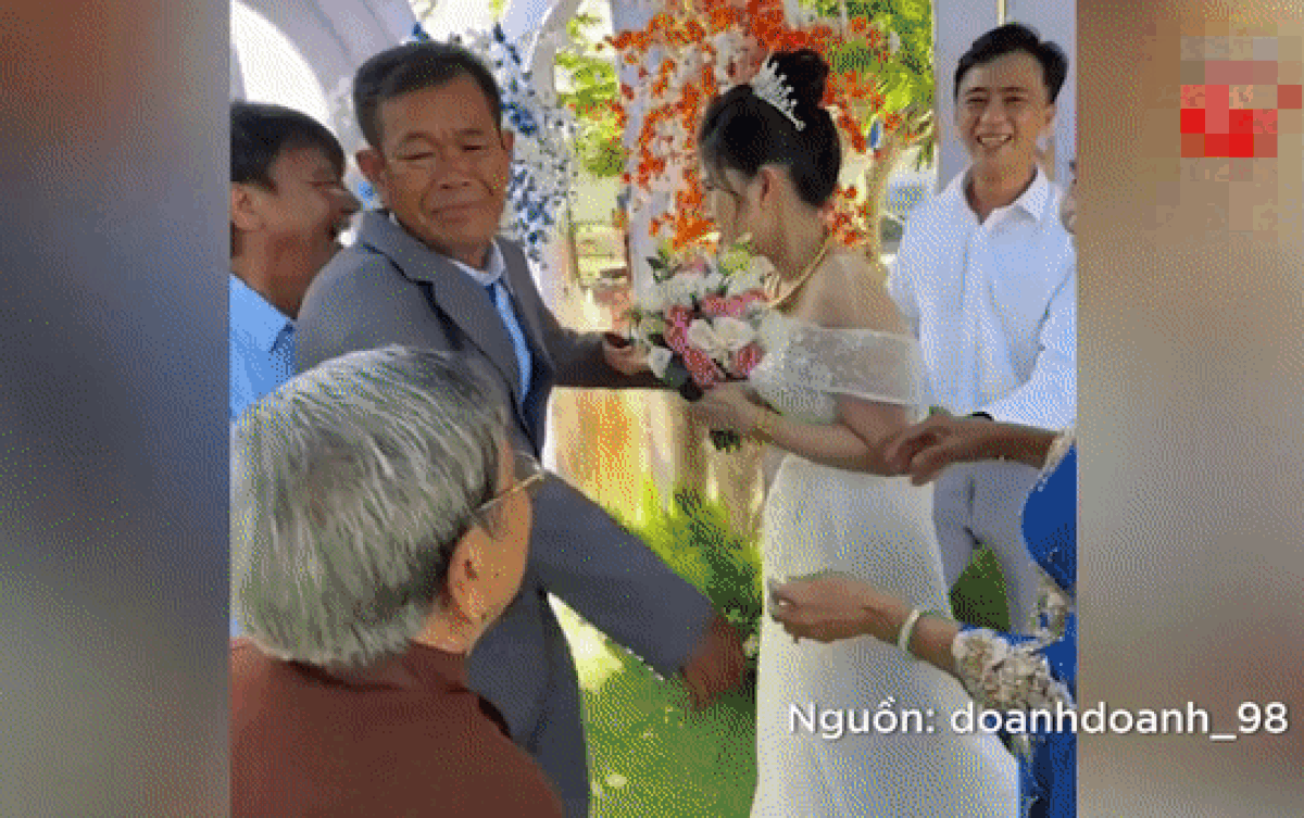 Đưa con gái về nhà chồng, cha đầy quyến luyến rồi bật khóc gây xúc động mạnh Ảnh 2