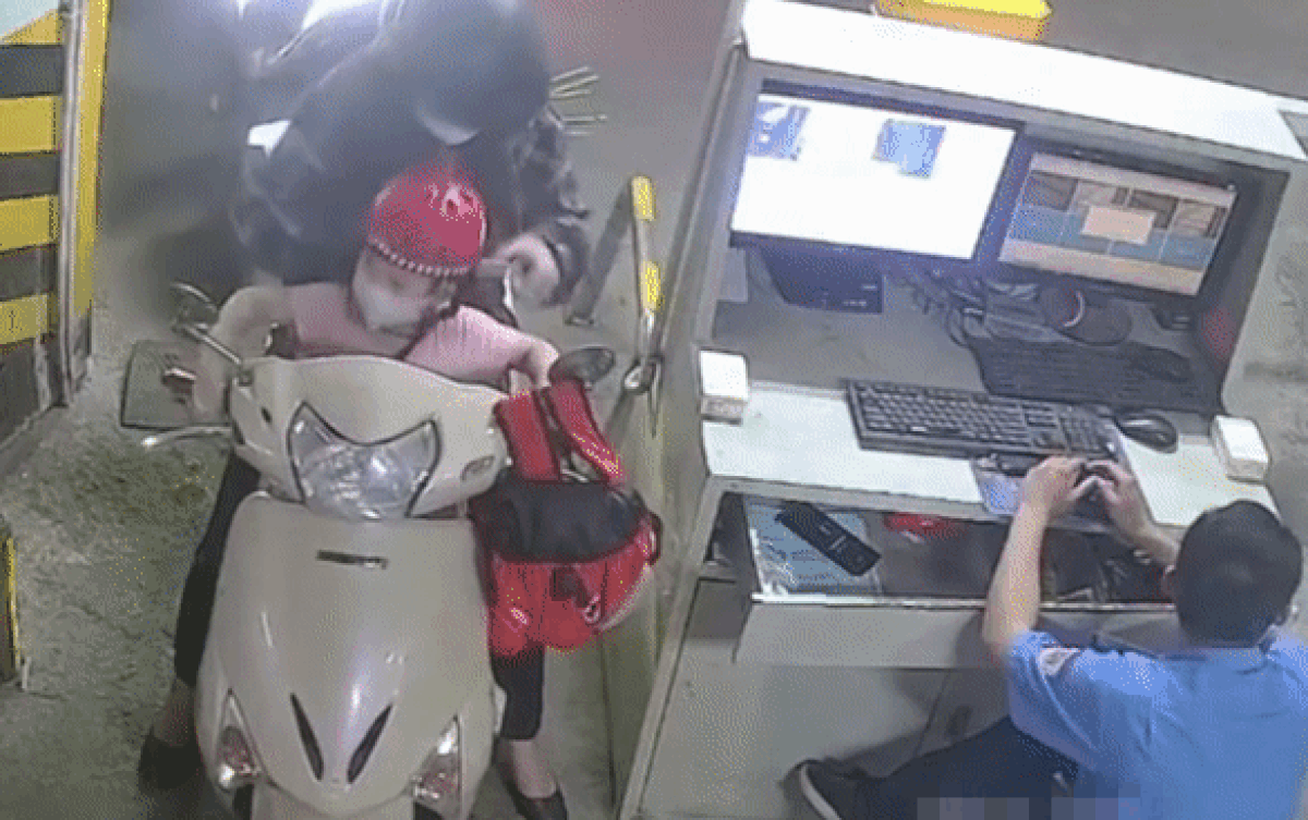 Xe máy đang dừng bất ngờ chạy vọt đi, dân mạng chỉ ra ngay lỗi sai của người mẹ Ảnh 2