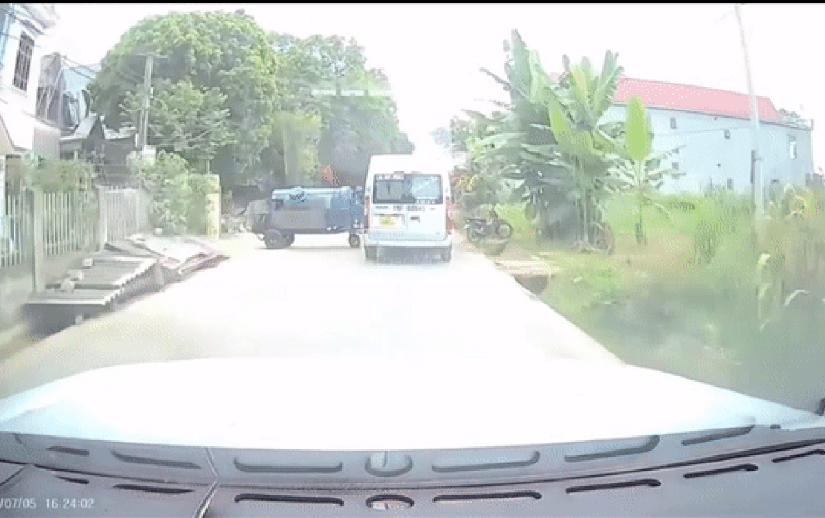 Chở máy tuốt lúa từ trong hẻm ra đường, người đàn ông khiến xóm giềng nháo nhào Ảnh 2