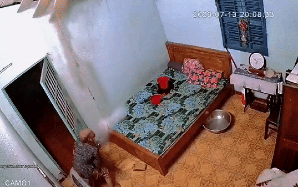 Xót xa cảnh cụ bà loay hoay trong căn phòng mưa dột, suýt bị la-phông rơi trúng Ảnh 2
