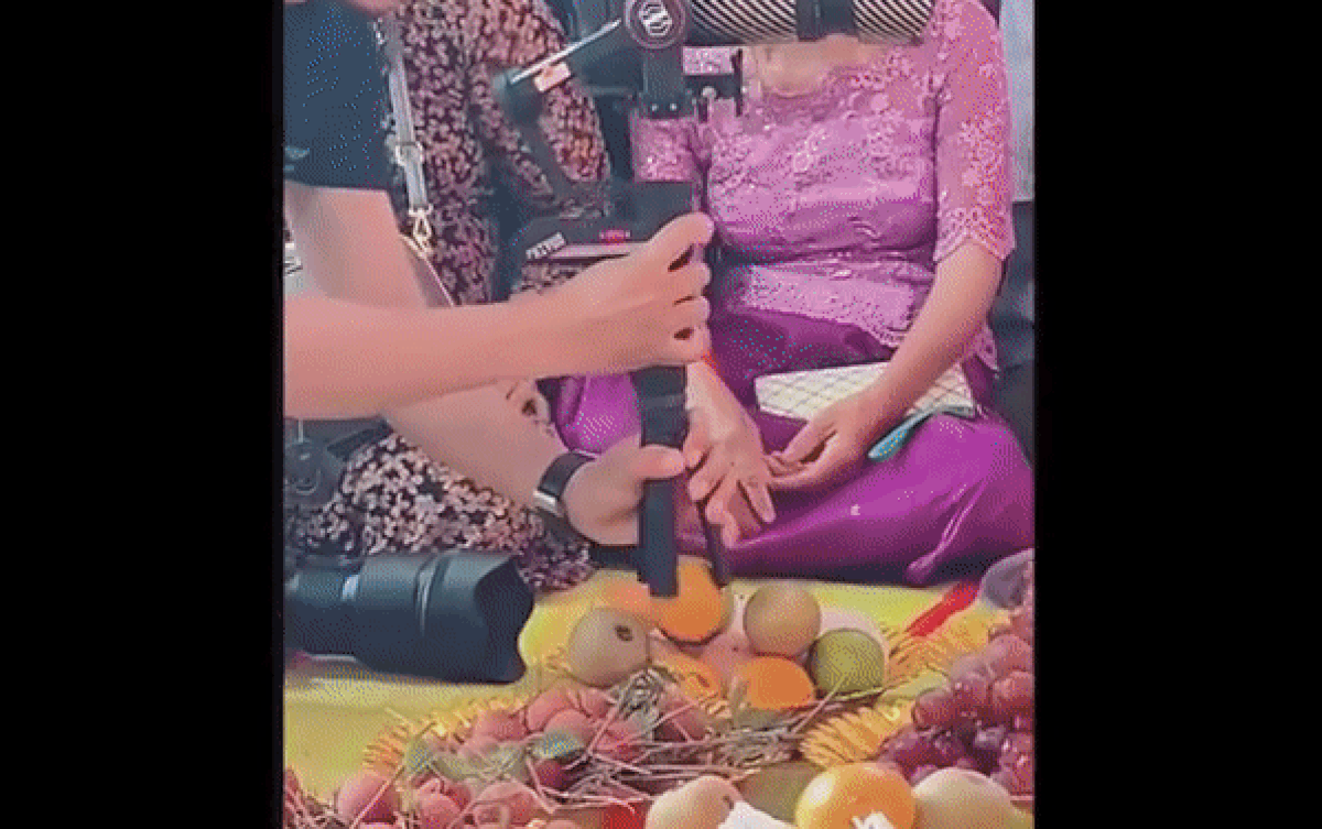 Cameraman lén trộm trái cây lúc làm việc, CĐM chỉ chú ý thái độ của 2 phụ nữ Ảnh 2