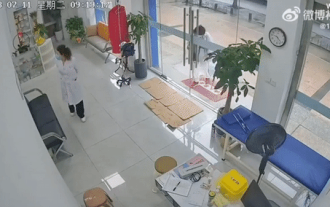 Vừa chạm tay vào cửa kính, người phụ nữ không lường đến diễn biến bất ngờ sau đó Ảnh 2