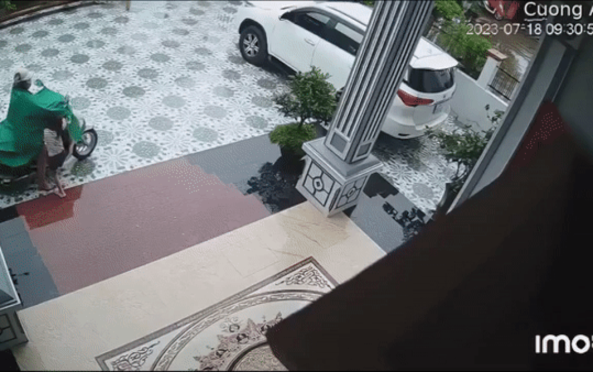 Bé gái khiến cả bố lẫn mẹ được phen nháo nhào khi vừa bước lên xe máy Ảnh 2