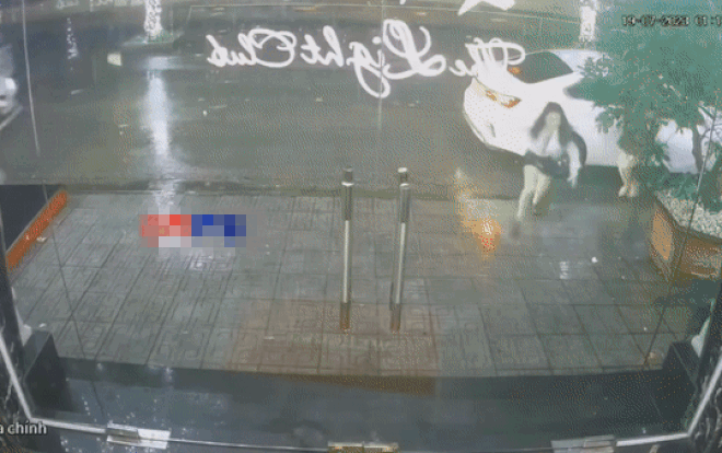 Chạy vội vào cửa tiệm tránh mưa, cô gái khiến ai cũng phải giật mình Ảnh 2