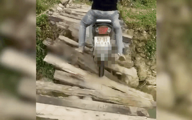 Bất chấp lái xe máy qua cầu gỗ xập xệ, thanh niên nhận cái kết nhớ đời Ảnh 2