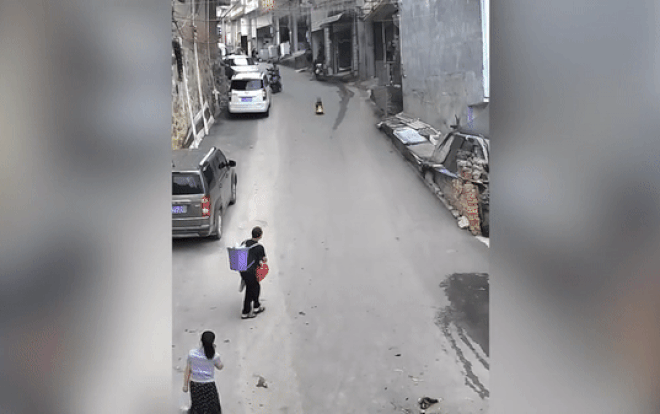 Người đàn ông lao mình cứu bé trai cùng chiếc xe đồ chơi bị trượt dốc nguy hiểm Ảnh 2