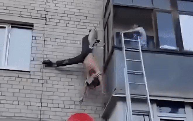 Say rượu, người đàn ông ngã ra khỏi ban công tầng 5 rồi lủng lẳng 'giữa trời' Ảnh 2